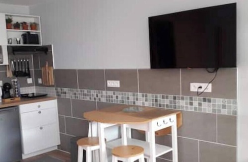 Treclun Apartment | A39 Exit No. 5 Studio: Quiet/Relaxing/Safe. Parking, Wi-Fi. No, accessible to people with disabilities