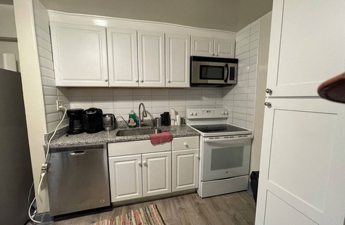 Brewerytown House | AA1 Near art museum. 1 bedroom shared house bathroom , kitchen