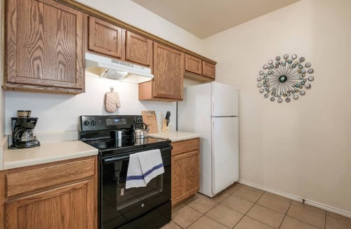Medical Center District Condo | AA2 20% OFF 2BR Apt Fast WiFi 4-mins to Medical Center Pet-friendly