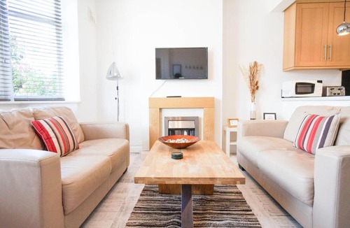 Ashmore Green Apartment | AAA Stay Garden Apartment