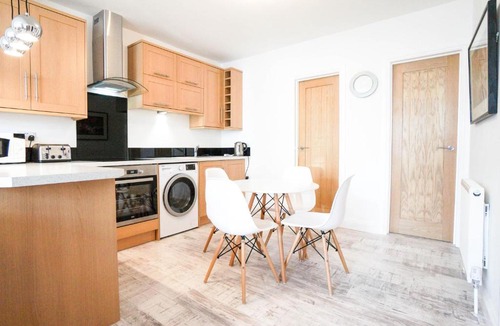 Ashmore Green Apartment | AAA Stay Garden Apartment