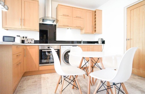 Ashmore Green Apartment | AAA Stay Garden Apartment