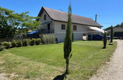 Faverges-de-la-Tour Apartment | Aaah la campagne. . .