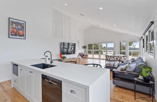 Macmasters Beach House | Aarini Cottage - The Ultimate Beachside Escape!