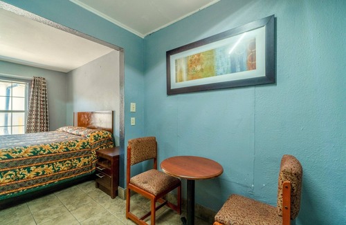 Woodlawn Lake Hotel | Aaron Motel By OYO San Antonio NW I-10
