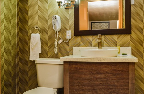 Niagara Falls Hotel | AArya Hotel By Niagara Fashion Outlets