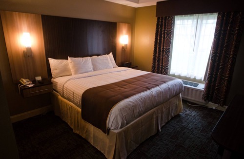 Niagara Falls Hotel | AAshram Hotel by Niagara River
