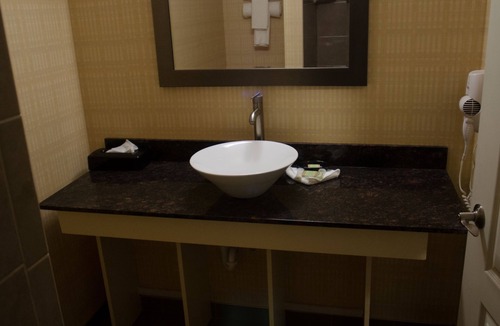 Niagara Falls Hotel | AAshram Hotel by Niagara River