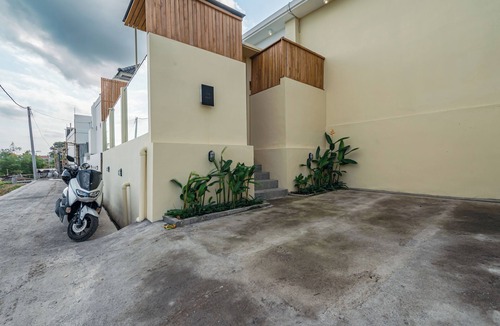Pererenan House | Aaya - 8 Min To Beach, Radiant Villa w/Rice Field & Sunset Views