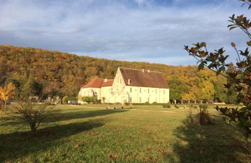 Accolay Bed & Breakfast | Abbaye de Reigny - Esprit de France