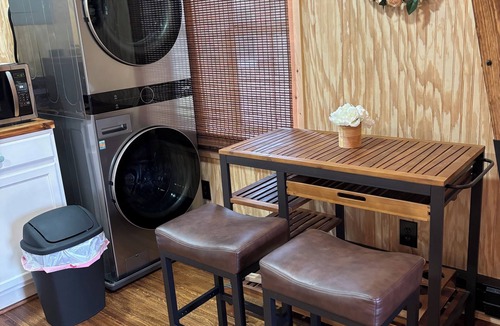 Union Cottage | Abby's Oasis. 1 BR, 1B tiny house with extra sleeping loft