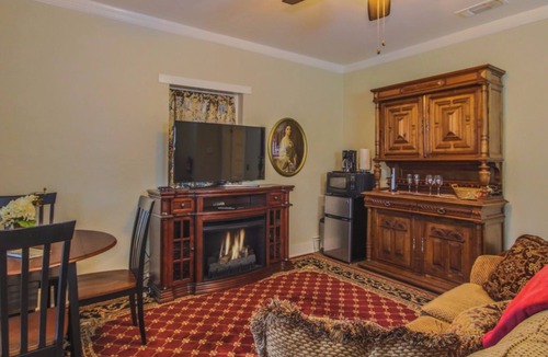 Fredericksburg House | Abby's Place Suite 1 & 2 1880s & 1920s Charm