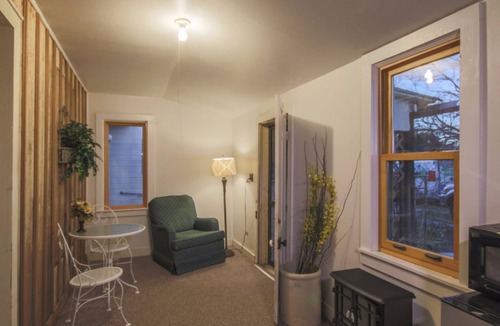 Fredericksburg House | Abby's Place Suite 1 & 2 1880s & 1920s Charm