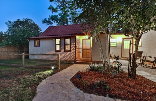 Fredericksburg House | Abby's Place Suite 1 & 2 1880s & 1920s Charm