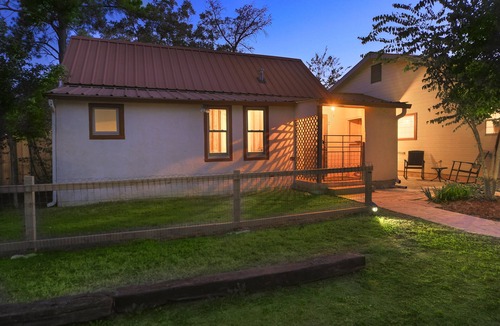 Fredericksburg House | Abby's Place Suite 1 & 2 1880s & 1920s Charm