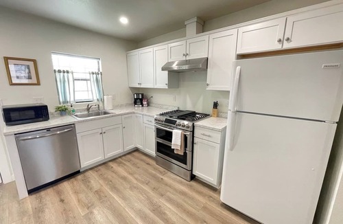 Abilene House | 🏡 Abilene Restful Retreat – 2BR/2BA ✨ Enjoy a cozy and relaxing stay in Abilene. This comfortable home is perfect for families, friends, or business travelers and is conveniently located near restaurants, shopping, and local attractions. 🌟