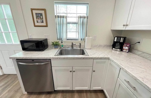 Abilene House | 🏡 Abilene Restful Retreat – 2BR/2BA ✨ Enjoy a cozy and relaxing stay in Abilene. This comfortable home is perfect for families, friends, or business travelers and is conveniently located near restaurants, shopping, and local attractions. 🌟