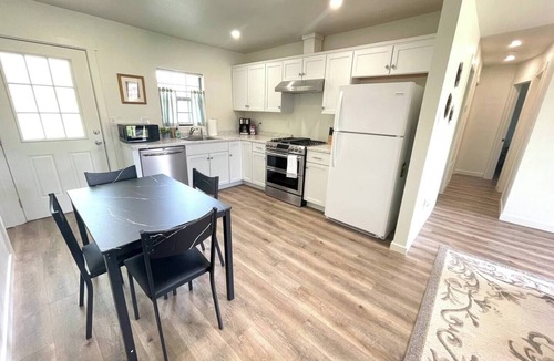 Abilene House | 🏡 Abilene Restful Retreat – 2BR/2BA ✨ Enjoy a cozy and relaxing stay in Abilene. This comfortable home is perfect for families, friends, or business travelers and is conveniently located near restaurants, shopping, and local attractions. 🌟