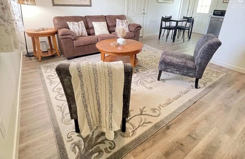 Abilene House | 🏡 Abilene Restful Retreat – 2BR/2BA ✨ Enjoy a cozy and relaxing stay in Abilene. This comfortable home is perfect for families, friends, or business travelers and is conveniently located near restaurants, shopping, and local attractions. 🌟