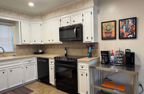 Abilene House | Abilene Urban Oasis-Modern/Sleeps 8/Games/Walk to ACU/Gorgeous Backyard