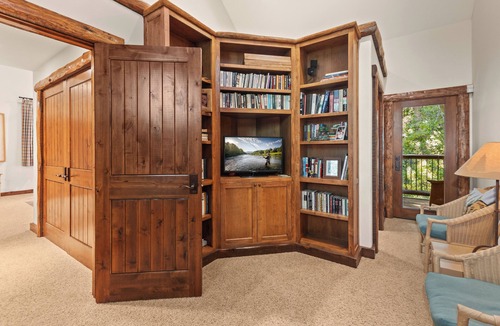 Warm Springs House | Abode at Silvertip | Sweeping Estate with 4 Cabins