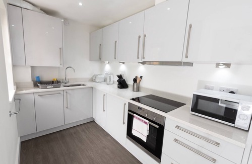 Hemel Hempstead Apartment | Abodebed - Oval View