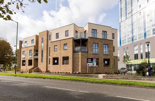 Hemel Hempstead Apartment | Abodebed - Oval View