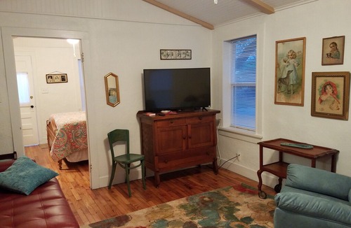 Llano Bed & Breakfast | Above Apartment At Flossie's Corner