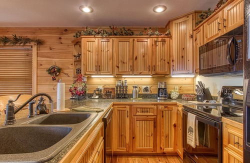 Smoky Mountains Cabin | Above Awe - 2BR/2.5BA Awesome View of Wears Valley
