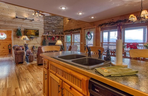 Smoky Mountains Cabin | Above Awe - 2BR/2.5BA Awesome View of Wears Valley