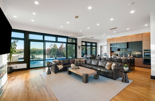 Hendersonville House | Above Glass House on Old Hickory