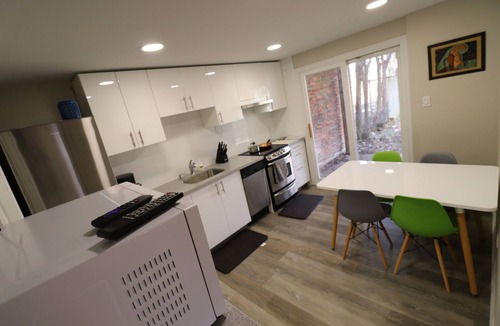 Thornhill House | Above Ground 2-bedroom townhome with Private backyard/bbq in Thornhill