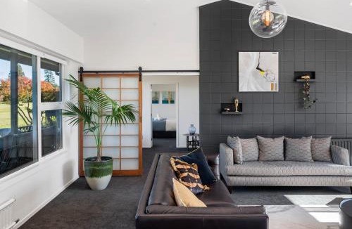 Rotorua Villa | Above Par Golf Course Villa with Hot Tub 4bd3bth