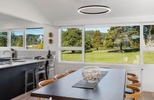 Rotorua Villa | Above Par Golf Course Villa with Hot Tub 4bd3bth