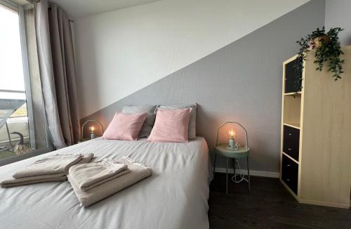Quartier de la Maison-Blanche Apartment | Above Paris Eiffel Tower view Balcony