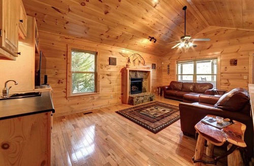 Helen House | Above The Rest - Tranquil Cabin Overlooking Helen