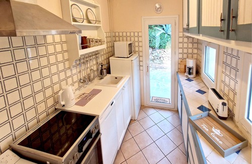 Laroque-des-Alberes Apartment | Above the vineyards on the forest slope: cozy apartment with a dream view