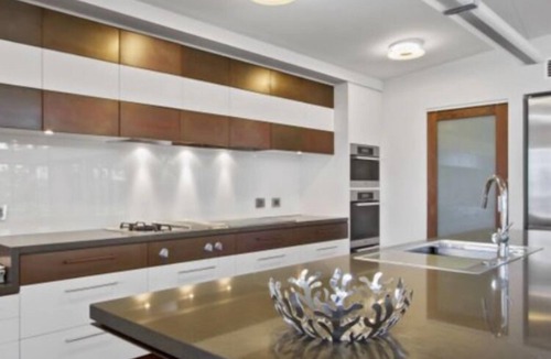 Maloneys Beach House | Absolute beachfront Designer house with spa