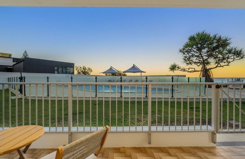 Main Beach Apartment | Absolute Beachfront Apartment with Direct Pool & Beach Access