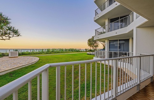 Main Beach Apartment | Absolute Beachfront Apartment with Direct Pool & Beach Access