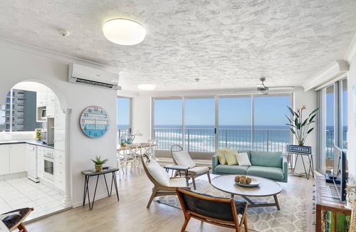 Main Beach Apartment | ABSOLUTE BEACHFRONT MAIN BEACH - GORGEOUS BEACH THEMED PROPERTY