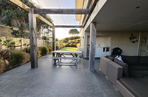 Omaha House | Absolute Beachfront Luxury Holiday House