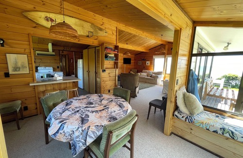 Paraparaumu House | Absolute beachfront Raumati