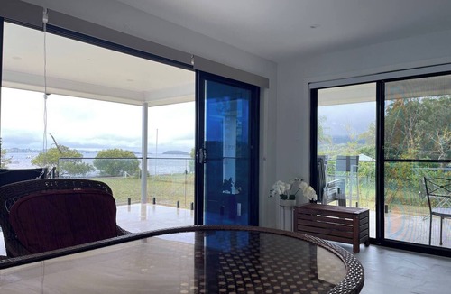 Pindimar House | ABSOLUTE BEACHFRONT - Pindimar Luxurycozy private sandy beach，ducted aircon