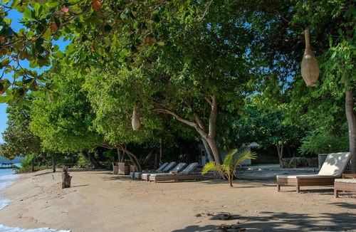 Sigar Penjalin Villa | Absolute Beachfront Villa Private Pool