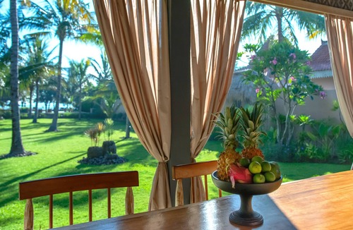 Sigar Penjalin Villa | Absolute Beachfront Villa Private Pool