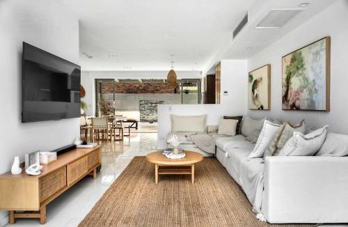 Broadbeach Villa | Absolute By Khove