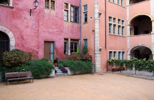 5th Arrondissement Apartment | Absolute calm, along the Quai de Saône