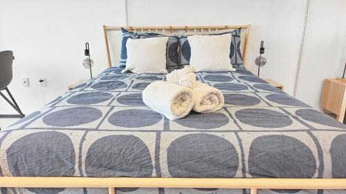 Garden District Apartment | Absolute Heart of Toronto Electric Downtown Studio by Eaton Centre & Dundas Sq