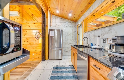 Pigeon Forge Cabin | Absolute Humble Abode, Condo, Sleeps 4, Mins from Dollywood!